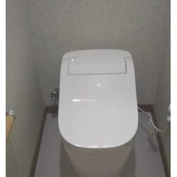 タンクレスのトイレを希望されていたので、掃除もしやすく節水も期待できるアラウーノを提案させていただきました。
デザイン性も気に入っていただきました。

※費用は床クッションフロア貼り替えも含めています。