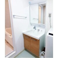 脱衣室全体を明るくし、メンテナンスが楽な洗面台へリフォーム