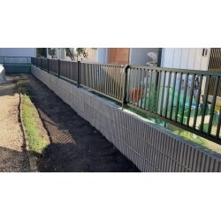 将来の庭木の手入れのことも考え庭をスッキリさせたい。合わせてアルミのフェンスも設置したいというこ相談でした。ご主人様が長年手入れされてきた植木がたくさんある状況です。大きな木はないですが、木の本数は多く、低い姿勢にならないと手入れがしにく状況でした。庭木はご主人様が伐採、移植しスッキリ。庭も広くなり通り歩きもしやすくなりました。仕上げは化粧ブロックを三段積みアルミフェンスを設置いたしました。
