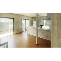 ダイニングキッチンとリビングが分かれていて、ゆったり過ごせなかったのでLDKの一つの部屋することをご提案しました。既存のキッチンユニットは老朽化で使いづらかったこともあり、I型の壁付けキッチンから開放感のある対面キッチンにチェンジしました。