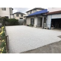 植栽を撤去して広々とした駐車場ができました。