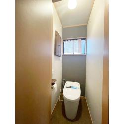 2階のトイレをリフォームしました。LIXILの「サティスS」を採用しました。狭い空間にコンパクトに納まり、スッキリしたトイレ空間になりました。