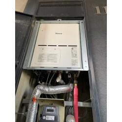 集合住宅用のPS扉設置型のガス給湯器取付です。