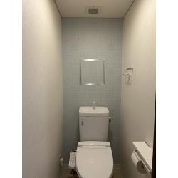 クロスの張り替えでトイレがより明るくなりました。