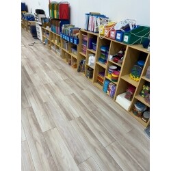広いスクールの床を全てフロアタイルに張り替えました