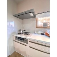 シックな印象からガラリと変身!優しい桜色のキッチンへ