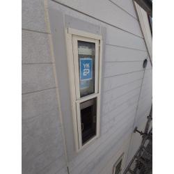 屋根裏部屋に小窓取付け