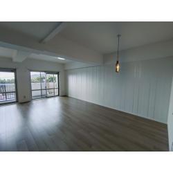 和室と洋室の間仕切壁を取っ払い、リビングと繋げて広いリビングへと改装しました。