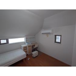部屋の真ん中に間仕切壁を造作し部屋を2つに分けました。