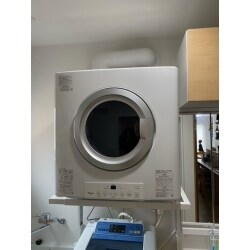 新築竣工後のお客様より乾太くんの設置のご依頼を頂戴いたしました。
洗濯機上に設置する方法となりますので、専用台を使用して設置させていただきました。