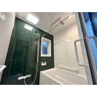 落ち着きのあるアクセントパネルが映えるシステムバス