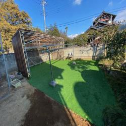 既存の小屋を撤去し新規の小屋を造作し、地面に人工芝を敷設しました。