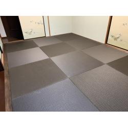 一番の注目ポイントは、畳の縁を似たような色に染めて、畳との段差をなくしたところです。