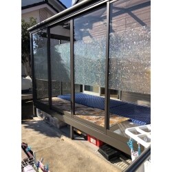 窓、腰壁、下がり壁を撤去し、出入口となる掃き出し窓の設置とリクシルのサンルーム　サニージュを取付けしました。
開放的な空間ができあがり、今の季節とても暖かな日差しが入ります。
暖かい穏やかなひと時を過ごしたり、雨の日でも洗濯物が干せたりと万能です。
また、施工後はお施主様が窓の一部にキラキラしたフィルムを貼られて、さらに素敵な空間へと変わりました。