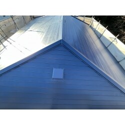 既存の屋根はそのままに、カバー工法を採用しました。メーカー保証が25年と長く、既存の屋根材との間にゴムアスルーフィング（温度変化に強く、耐久性に優れた商品です）を敷きました。これにより、10年ごとの塗装の維持費が削減できます。