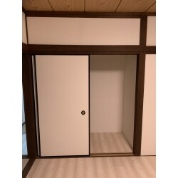 押し入れを使いやすく、服を掛けられるクローゼットに。
天袋を解体して、押し入れ内部を広く。
ハンガーパイプと枕棚を設置。
扉を変更すると床の張替等の費用が掛かるので、襖紙を部屋と同じ壁紙に張り替えて周りの空間と馴染むようにして、コストダウン。
