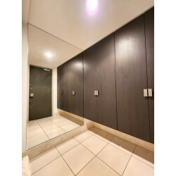 お部屋全体のクロスの貼替と、それに伴ってコンセントやスイッチプレートも変更。
玄関に大きな鏡を設置したり、収納棚のサイズ変更もおこないました。