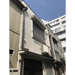 前回の塗装から13年、ところどころクラックが出ていたりしたため樋、鉄部、ベランダ手摺と含めて塗装しました。
もちろん、下塗りをフィラーで、中塗り・上塗りはシリコン系塗料の計3度塗りです。
手摺などはウレタン系塗料に変えて塗装しました。
T様邸は長屋の真ん中の家なので塗装面は前面と裏面の2面だけの為安価で抑えることができました。