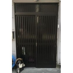 古くなってきた玄関ドアを新しくリフォーム。
風格ある玄関へと変わりました。