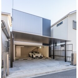 「テクノストラクチャー工法」を採用しました。
テクノストラクチャー工法は、木と鉄で出来た強い梁を用い耐震強度3（消防署の新築時採用基準）に対応しています。
パナソニックが「構造計算」を1棟1棟実施し構造計算の結果については保証書も発行されます。
柱のない大空間を実現するので、自由度の高い設計が可能です。