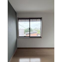 ２階の洋室を二部屋の子供部屋に間仕切る工事と、窓の取替え工事を行いました。低かった天井や梁のようにでていた壁など、躯体に関係なく撤去できるものは撤去し、少しでも広く使えるように工夫しました。当初、窓の交換は１カ所の予定でしたが、外壁を支える柱の経年劣化が発覚。その柱の補強のために隣接するもう１つの窓も交換しました。住宅省エネ2026キャンペーンの窓リノベ補助金の申請も完了しています。
