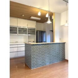 マンションリフォームのお手伝いをさせて頂きました。風呂、トイレ、キッチンは設備を一新して、リビングや洗面所はクロスの貼り換えのみです。リビング続きだった和室は下がり壁などを撤去して床もひとつづきに。
わんちゃん猫ちゃん用のトンネルを造作したり、キッチンやリビングにこだわりのタイルを貼ったりして、こだわりの詰まったオシャレな空間になりました。