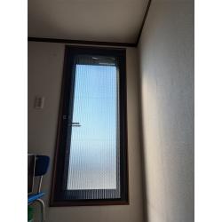 プリーツ形状の網が折り畳まれて網戸を使わない時はスッキリ収納できます。
簡単に取り外すことができるので丸洗いすることや、取り外してしまっておく事ができます。