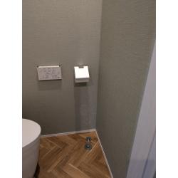 手洗いの撤去に伴い、壁のクロスをL型にアクセント色を入れ2色に色分けをして雰囲気を変えました。
床のCFシートも上から新しく張りました