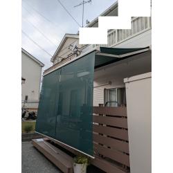 彩風C型にメッシュのスクリーンをプラス。日よけ・視線よけでくつろぎの空間が保てます。
メッシュスクリーンの活用で３通りの使い方が可能です。

使うときは簡単に出すことができ、使わない時も簡単にすっきり収納できます。
よしずやすだれと違って設置したり外したりする手間はありません。
耐久性もあり、長持ちします。