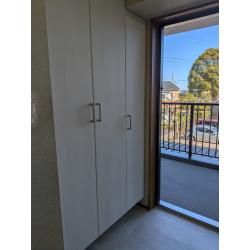 既製品のサイズでは収まらない特殊な形状だった為、LIXILのラシッサ玄関収納を特注で手配し、現場合わせでピッタリきれいに仕上げる事ができました。