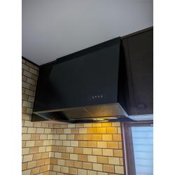 当初は新型の「スリムタイプ（シロッコファン）」への変更を希望されていましたが、「プロペラファン」から「シロッコファン」への変更は専用のダクト工事や部材が必要になり、ご予算をオーバーしてしまうことが判明。今回はご予算を最優先し、既存と同じ「プロペラファン」への交換となりました。