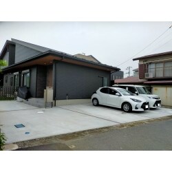 新築工事にともない、車庫土間コンクリート、スマートポスト、伸縮門扉、片開き門扉、人工芝、砂利敷き等の外構工事をおこないました。