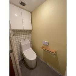 トイレリフォームの際、内装をお気に入りのカラーで選定してもらいました。
WEBカタログとサンプルから組み合わせを悩んでいただきました。
チェック柄のアクセントのカラーを床にも使用してどこか落ち着く空間になりました。