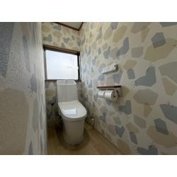 こちらは２階のトイレ。内装はお気に入りのムーミン柄のクロスを採用しました。
床のCFも色のトーンを合わせた木目調でまとまりのある空間になりました。
