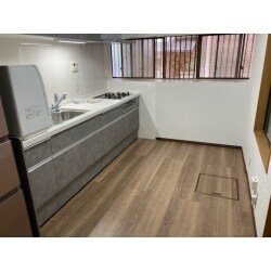 キッチン位置を変更、キッチン横は冷蔵庫スペースを確保。