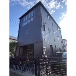 屋根・外壁を中心に、耐久性と美観を向上させる外装リフォームを行いました。外壁は既存の窯業サイディングから金属サイディングへ張り替え、スタイリッシュで統一感のある外観に一新。屋根はLIXIL「T･ルーフ」によるカバー工法を採用しました。さらに、換気フードや外壁に固定されていた配線類など細部まで整理・施工。機能性はもちろん、建物全体がすっきりと美しくまとまった仕上がりとなりました。