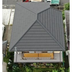 天然石＋ガルバリウム鋼板の屋根材、塗り替えでは実現できない機能性と意匠性を両立。安心のメーカー30年保証。
