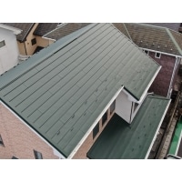 ガルバリウム鋼板の屋根とスチール芯の雨どいで家を守る