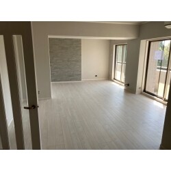 元々リビング隣にあった和室を全て解体し、1部屋にしました。内装は全体的に明るめにして、エコカラットなどのアクセントでグレーを入れてあります。
既存の建具、枠などもダイノックシート増し貼りをして全て古い意匠が出ないようにしております。