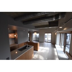 スケルトンでのマンションフルリノベーションです。施主様が建築関係の方でしたので、イメージ共有もしやすく、弊社が得意とする造作家具工事部分も多く採用いただき、デザイン性の高い大変素敵な仕上がりになりました。