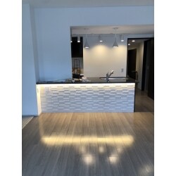 キッチンカウンター下部分にエコカラットを貼り、天板裏に間接照明を設置しています。
キッチン内の天井は既存ダウンライトを撤去し、ダクトレールとペンダントに変更しました。
スポットライトで、お料理の際には手元がより明るくなります。
照明を少し変更するだけで雰囲気が大きく変わります。