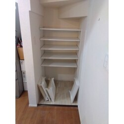 キッチン横に階段下がある間取りで、元々腰高の開き戸収納がありました。
使いづらいとの事で、パントリー風の可動棚収納に変更しました。