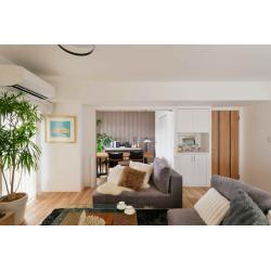 広いリビングで家族みんなでリラックスした空間ができました。生活した時の不便さの解消では、各部屋の使用用途を明確にして必要な部分に工事を加えました。最低限の工事で暮らしを良くするリノベーションの良さを感じます。