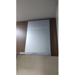 サイドは既存収納棚との隙間なくスッキリと収まりました。
高さ部分は幕板にて調整し隙間を無くしています。