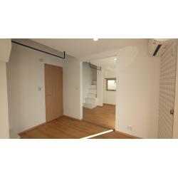元々はロフトがある洋室二部屋でしたが、間仕切壁を撤去し、広く使い勝手の良いお部屋に大胆にリノベーションしました。
