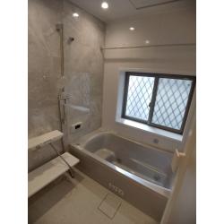 ２か所のトイレ交換と、お風呂の交換を行いました。お風呂は日々の疲れを癒してくれる機能が満載のTOTO『シンラ』です。