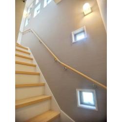 補助金の制度を利用して、トイレとお風呂のリフォームを行いました。階段の壁にはカビが生えてしまっていたので、石膏ボードを張り替え、湿気対策として換気口を取付けたうえで、アクセントクロス貼りでお洒落に仕上げました。