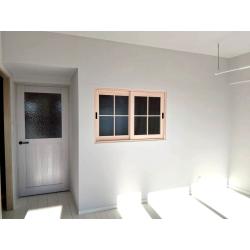 住宅設備は既存のものを生かしつつ、クロスの貼り替えや建具交換でお部屋のイメージチェンジをしました。リビングと和室の間には間仕切壁を造作し、デザイン性のある室内窓を設置することで、空間のアクセントになっています。