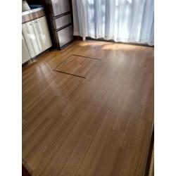 既存の床板は撤去し、新たに下地から組み直しました。ナチュラルな木目カラーのクッションフロアを貼り、床が美しくよみがえりました。浴室の換気扇は薄型のものと交換しました。