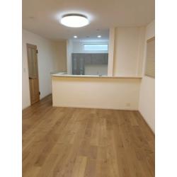 フローリングの上張りとドアの交換で温もりを感じる色合いのリビングが完成しました。
